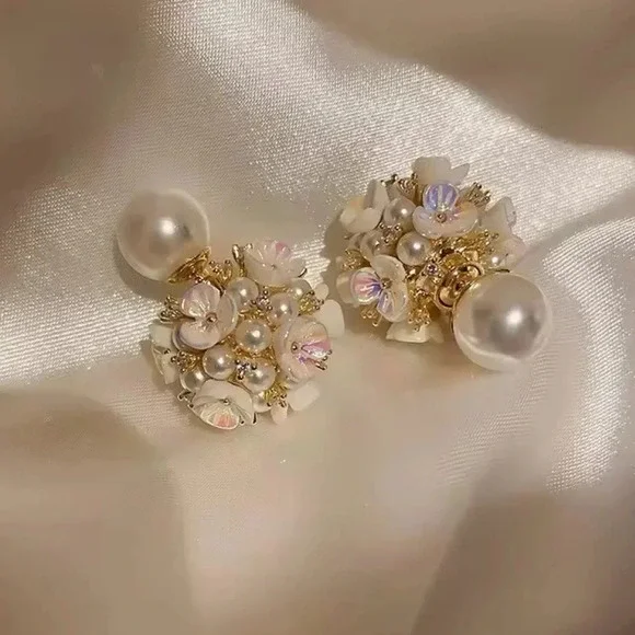 Perla White Shell Flower Stud Earrings - Picture 3 of 13